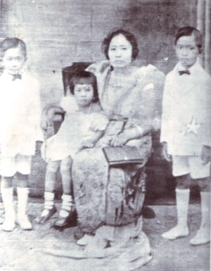 Ferdinand Marcos with family 1920s