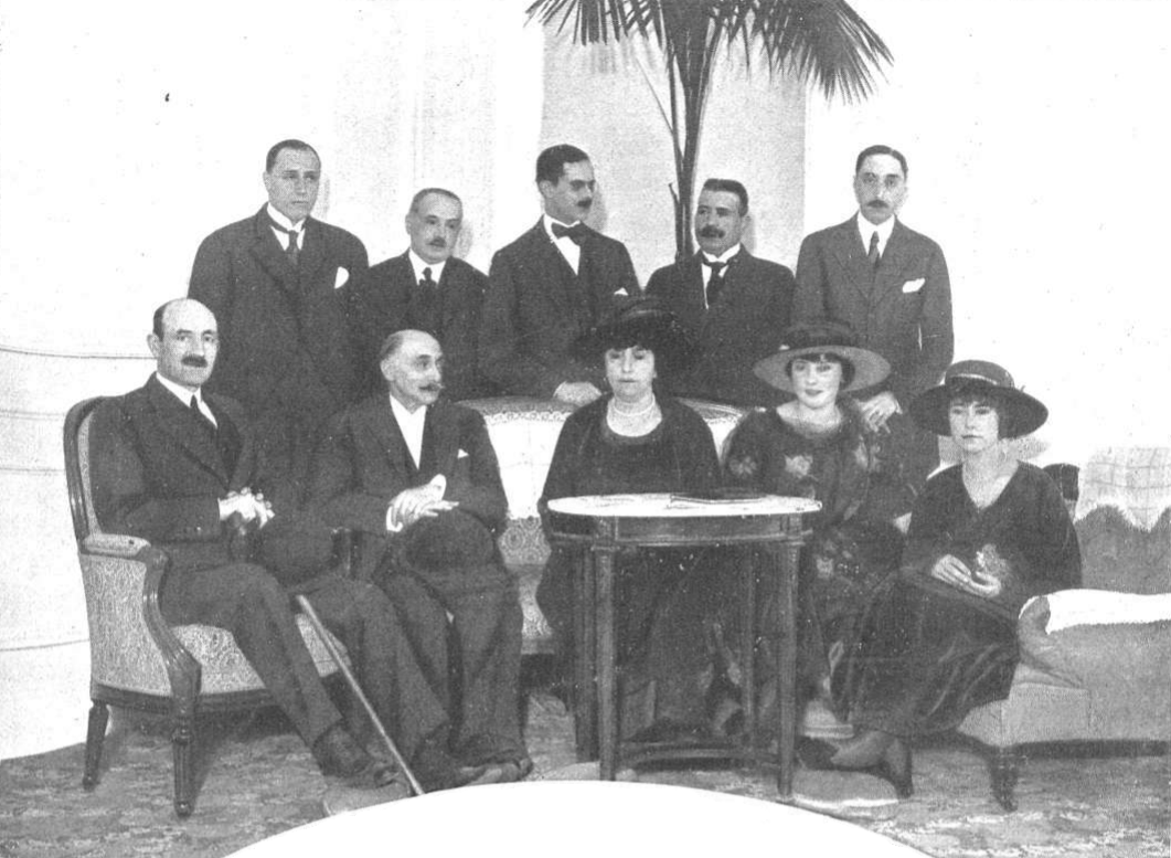 Diputados tradicionalistas con Beatriz de Borbón.png