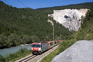 Glacier Express in der Vorderrheinschlucht
