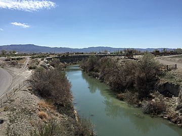 2015-04-18 11 27 24 View down the Humboldt River from Interstate 80 just northeast of Lovelock, Nevada