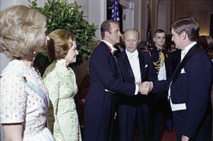 Queen Sofia, First Lady Betty Ford, King Juan Carlos, and President Gerald R. Ford Greeting Guests in the Receiving Line at a State Dinner Honoring the King and Queen of Spain - NARA - 30805955
