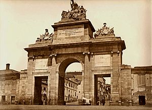 La Puerta de Toledo unida a la cerca que rodeaba Madrid. Fotografía de J. Laurent (1865)