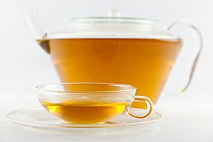 Frisch aufgebrühter weißer Tee Pai Mu Tan