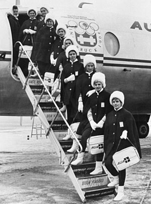 Alle stewardessen van Oostenrijkse luchtvaartmaatschappij krijgen nieuw uniform , Bestanddeelnr 915-9477 (cropped)
