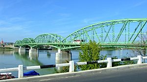 Komárom, pohled na most přes Dunaj (cropped)