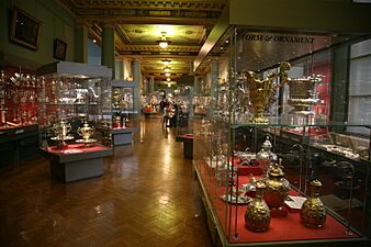 London-Victoria and Albert Museum-Silver exhibition room-01