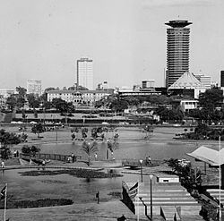 COLLECTIE TROPENMUSEUM Zicht op Nairobi met op de voorgrond het stadspark met tribune TMnr 20014416