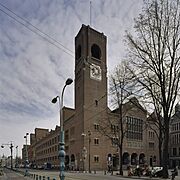Overzicht klokkentoren met uurwerk, aan de Beurspleinzijde de hoofdingang met bordestrap - Amsterdam - 20408819 - RCE