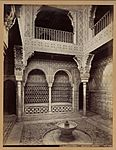 Interieur van een zaal van het Alhambra te Granada N. 462, Granada, Alhambra (serietitel), RP-F-00-83