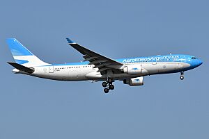 Aerolineas Argentinas, LV-FNI, Airbus A330-223 (49593359927)