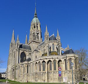 P1240007 Bayeux cathedrale ND rwk.jpg