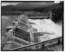 TAINTER GATES (LEFT FOREGROUND) AND ROLLING SECTOR GATE AND SPILLWAY (BACKGROUND) OF THE NORTH CHANNEL DAM, LOOKING SOUTH. - Washington Water Power Company Post Falls Power Plant HAER ID,28-POFAL,1B-3.tif
