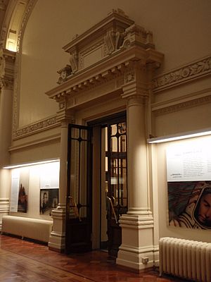 Biblioteca Nacional de Chile, sala computadores detalle puerta