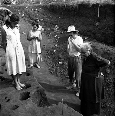 F 2 076 227 Vailele excavation 1957 Jack Golson and I'iga Pisa family visiting site photographer unknown