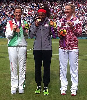 Victoria Azarenka, Serena Williams and Maria Sharapova with medals 2012 (cropped)