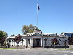 Wagga Wagga Historic Council Chambers on the corner of Baylis St (Trimmed).jpg
