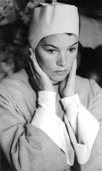 Glenda-Jackson-in-the-movie-Tempter-352118614265