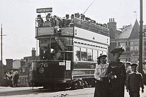 Tram at Teddington, c. 1905 (4545470618)