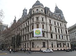 Mauricio Macri desplegó la bandera de Ciudad Verde en uno de los balcones del gobierno porteño (7552191756)