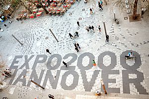 Expo 2000 Hannover, Platz der Weltausstellung, gesehen vom Balkon vom Mäntelhaus Kaiser an der Kreuzung der Karmarschstraße mit der Osterstraße
