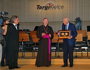 Wojciech Kilar odbiera medal Per Artem Ad Deum (2009)