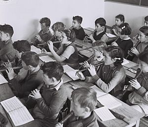 ELEMENTARY SCHOOL CHILDREN DURING A RECORDER LESSON IN THEIR CLASSROOM IN TEL AVIV. שיעור חלילית בבית ספר יסודי בתל אביב.D843-008