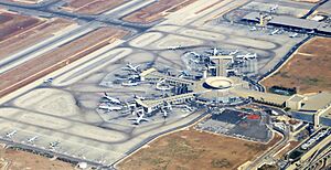 Ben-gurion-airport-terminal--september-2012 (cropped)