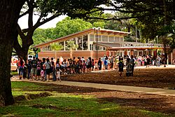 Long lines @ the Honolulu Zoo (5608357054).jpg