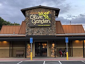 2021-08-18 19 54 47 The exterior front entrance of the Olive Garden in the Fair Lakes Shopping Center in Fair Lakes, Fairfax County, Virginia during the evening