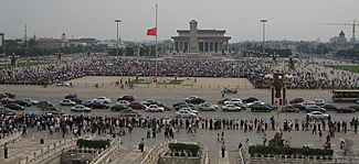 National mourning for 2008 Sichuan earthquake victims - Tiananmen Square, Beijing, 2008-05-19 (Cropped)