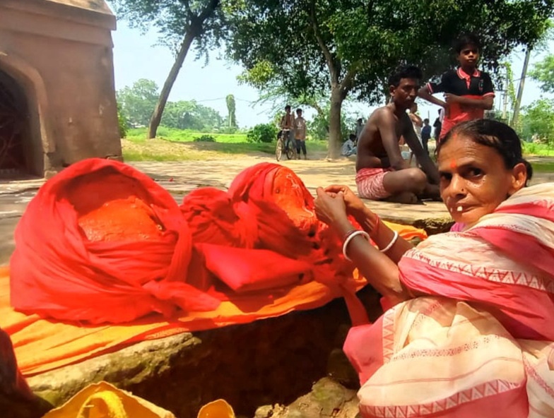 Women with the Manasa Silamurti at Birbhum in 2021