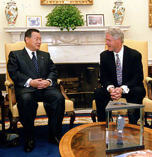 President Bill Clinton and Prime Minister Yoshiro Mori