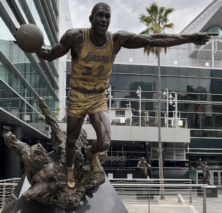 Statue of Magic Johnson, Los Angeles.jpg