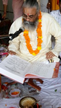 Devanathan reading ramacharitamanas