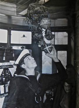 Alan Beckett places the bun on Good Friday, 4th April 1958