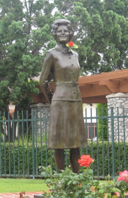 Statue of Pat Nixon.jpg