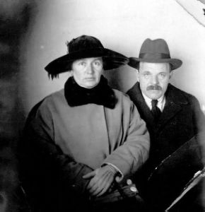 Hayyim Nahman and his wife Manya (Auerbach) Bialik in 1925