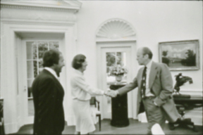 Richard DeVos, Helen DeVos, Gerald Ford (1974) 01.jpg
