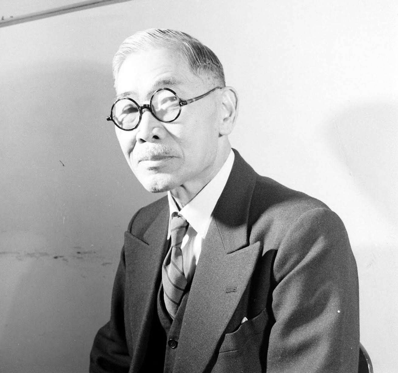 Image Shigenori Tōgō at the Ichigaya courthouse, during the
