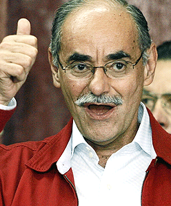 Horacio Serpa campaigning in 2006.png