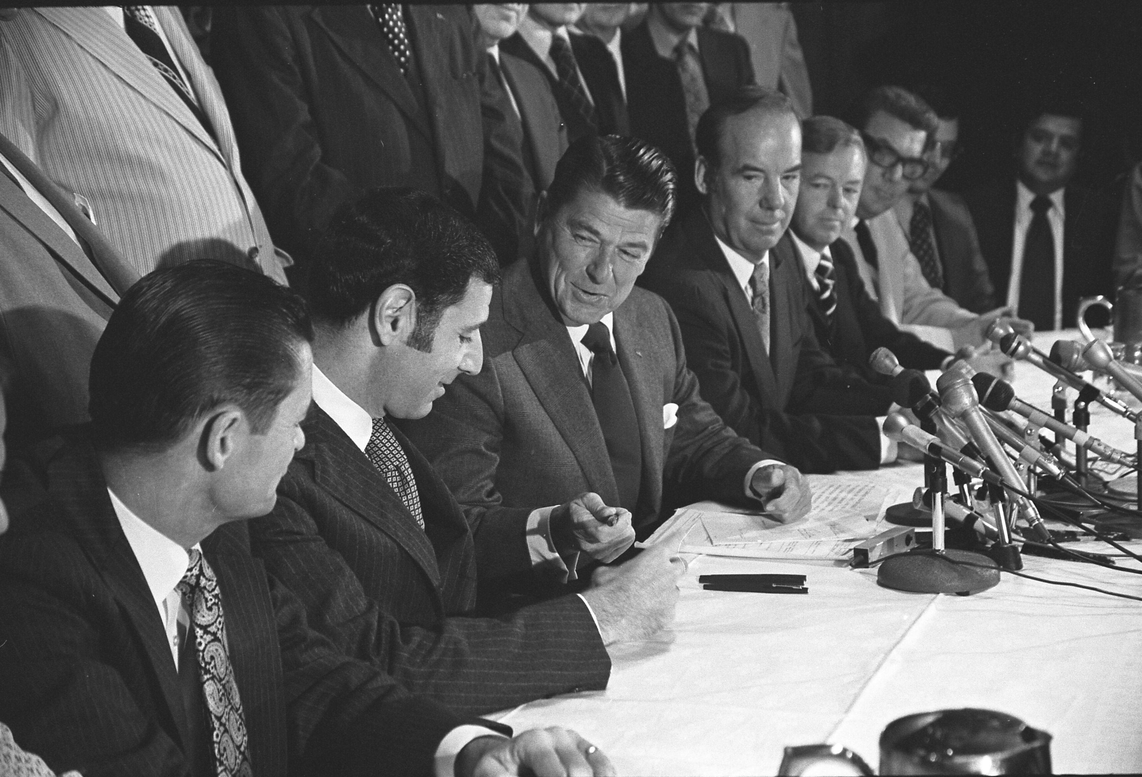 Image governor ronald reagan and state senator george deukmejian