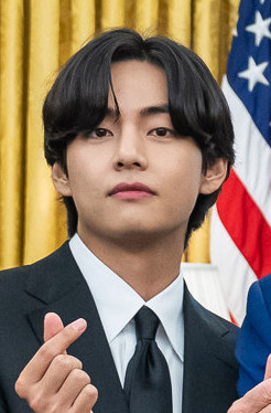 V in the Oval Office of the White House, May 31, 2022 (cropped).jpg