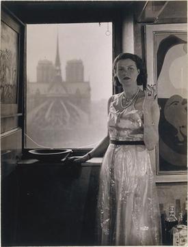 Peggy Guggenheim, Paris, photograph Rogi André (Rozsa Klein).jpg