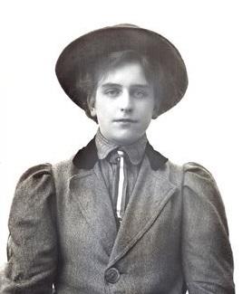 Vera Wentworth 1909. Blathwayt, Col Linley.jpg