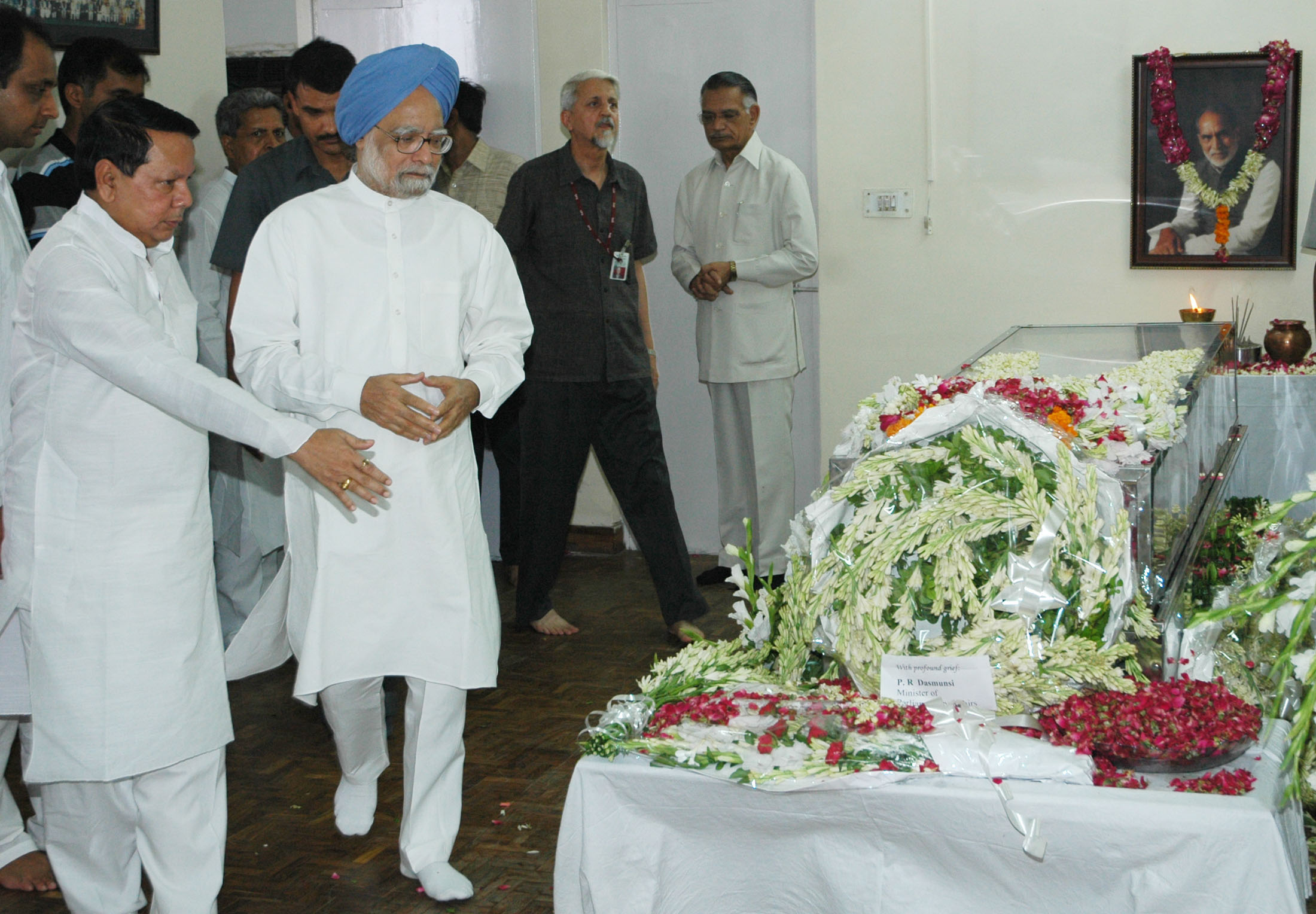 Image: The Prime Minister, Dr. Manmohan Singh paying tribute to the 