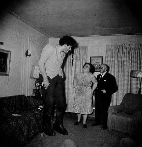Eddie Carmel and parents, 1970