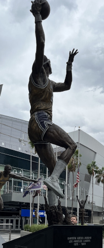 Statue of Kareem Abdul-Jabbar, Los Angeles.jpg