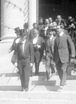 José María Pino Suárez y funcionarios salen de la Cámara de Diputados