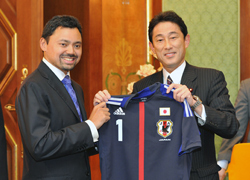 Minister for Foreign Affairs Kishida Pays Courtesy Call on His Royal Highness Crown Prince Al-Muhtadee Billah 01