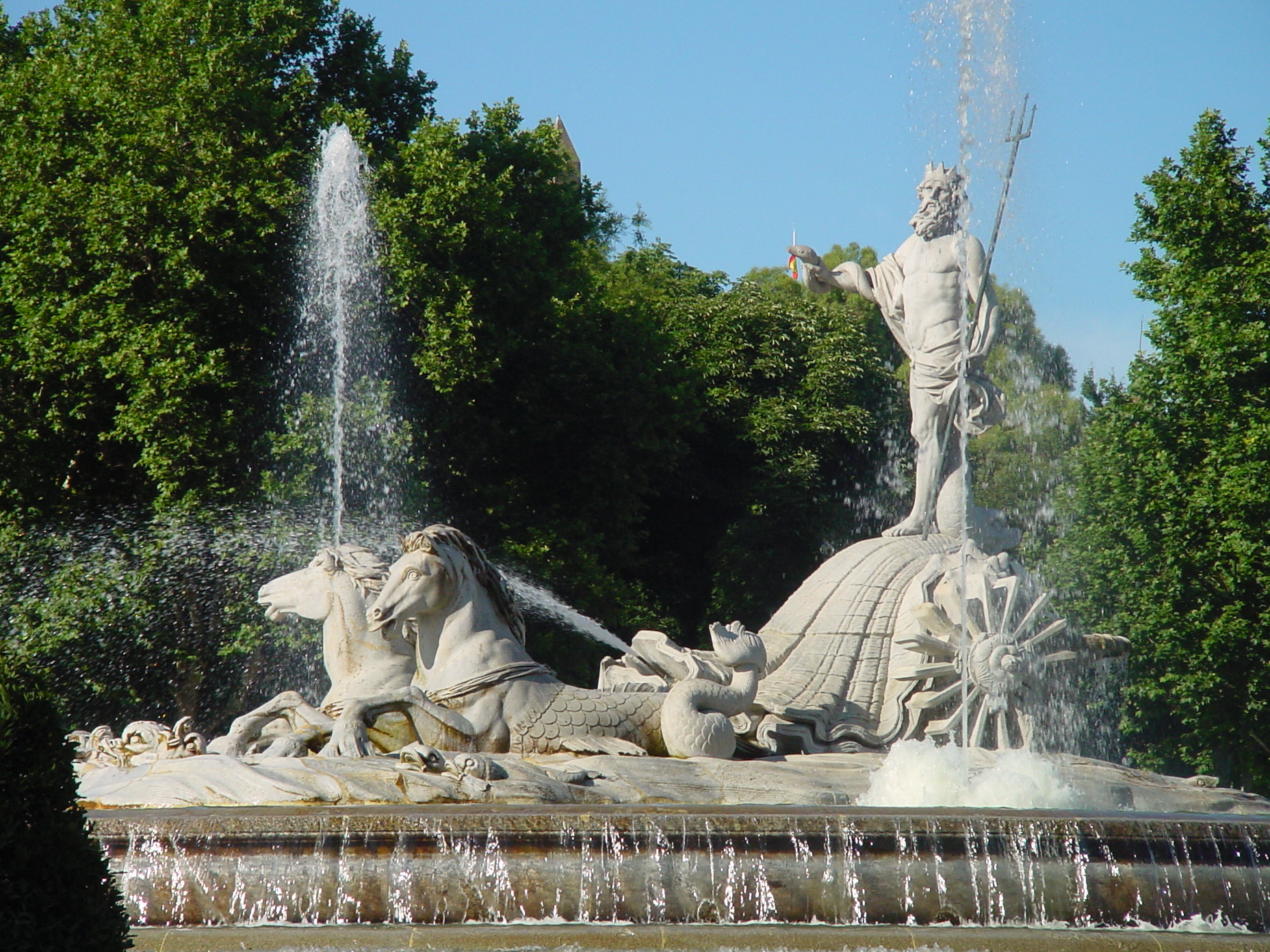 Нептуно. Фонтан Нептуна (Fontana di Nettuno). Фонтан в Мадриде. Фонтан Нептуна в Мадриде, Испания. Пасео дель Прадо Испания.